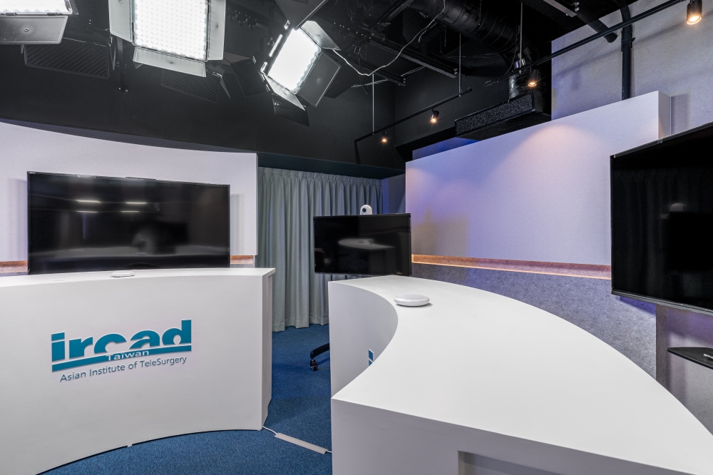 亞洲遠距微創手術中心．醫學影像教學棚